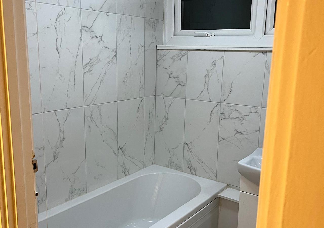 Lovely 2 Bedroom Apartment With Parking Space Λονδίνο Εξωτερικό φωτογραφία